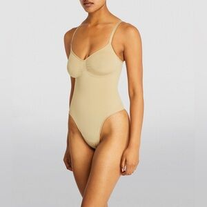 SKIMS SEAMLESS SCULPT THONG BODYSUIT